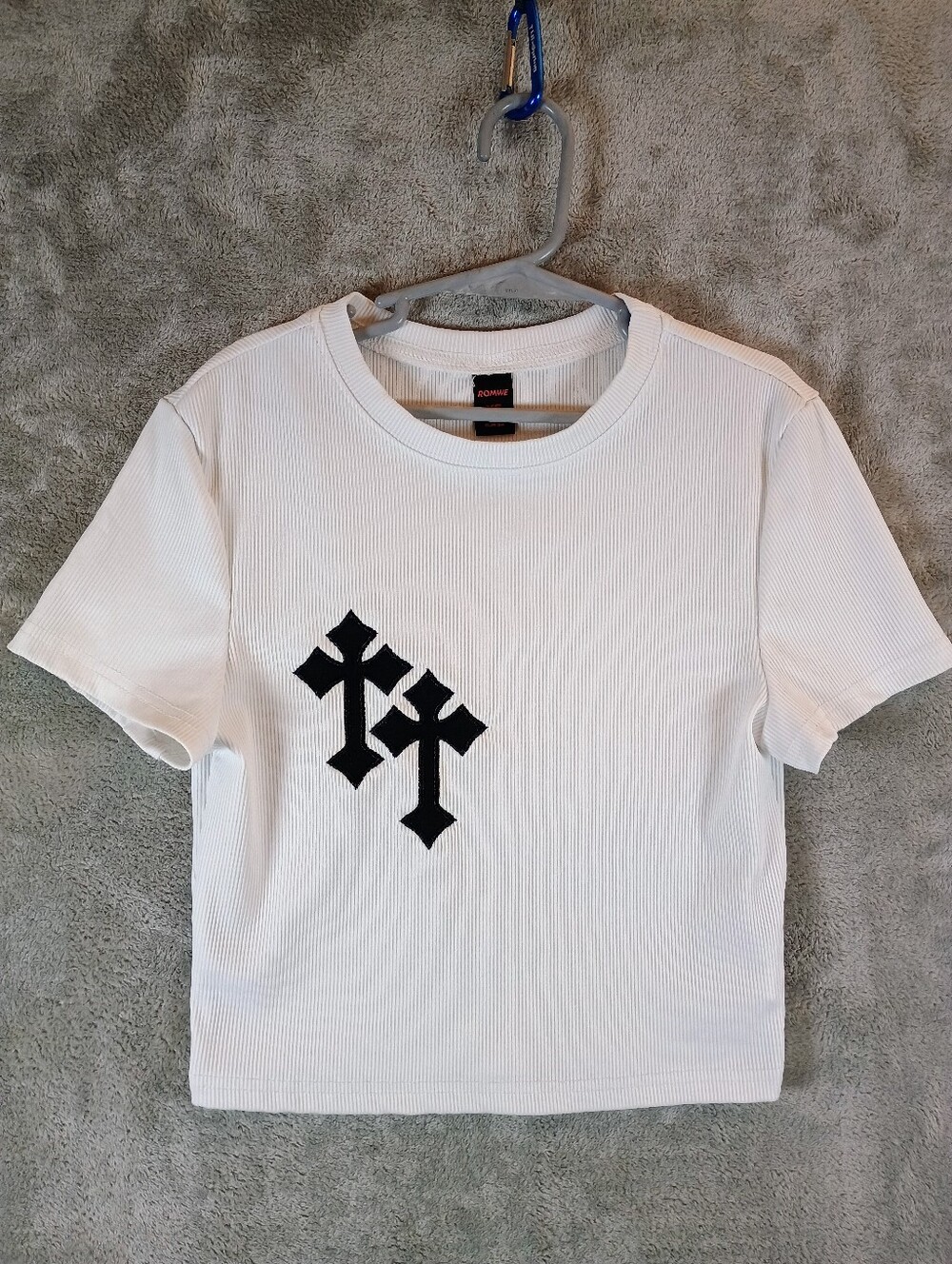 Edgy ROMWE White Ribbed Crop Top Featuring Black Crosses Size Xtra Small